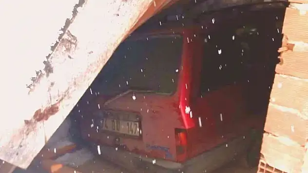 Çatısı kara dayanamayan garaj, araçların üzerine çöktü