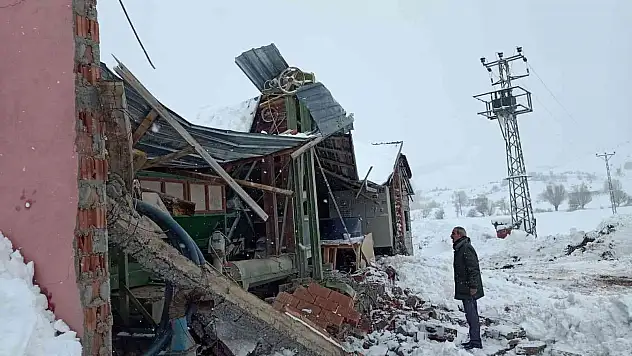 Kar yağışına dayanamayan un değirmeni çöktü