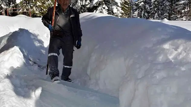Çatıdan yere uzanan buz sarkıtları