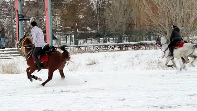 Karlı zeminde oynanan ciritte, at üzerinden düşen ciritçinin ayağı kırıldı turnuva yarıda kaldı