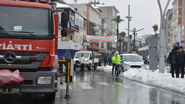 Kaldırımda yürüyen vatandaşın üstüne kar kütlesi düştü