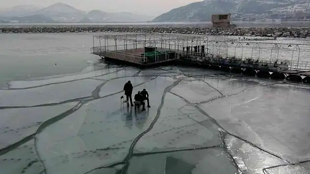 Buz tutan Eğirdir Gölü üzerinde bisiklet sürüp tavla keyfi yaptılar