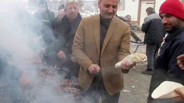 Doğru, kar temizleme çalışması yapan ekiplere kebap ikram etti