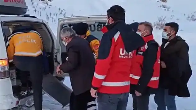 Bingöl'de UMKE karlı yolları aştı, vatandaşı hastaneye ulaştırdı