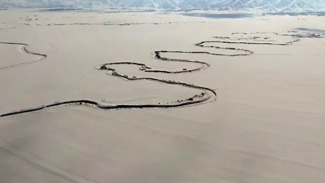 Kar altındaki menderesler görenleri mest ediyor