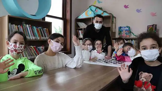 Öğrenciler yarıyıl yorgunluğunu Eğlenceli Çocuk Kütüphanesi'nde atıyor
