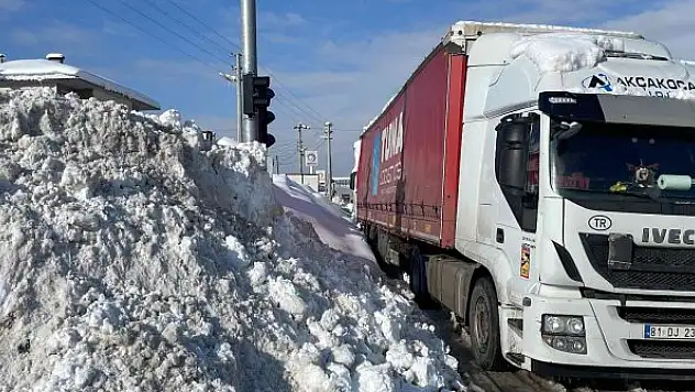 Kar yağışı bitti, mini kar dağları ortaya çıktı