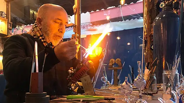 Camlara nefesiyle şekil veriyor