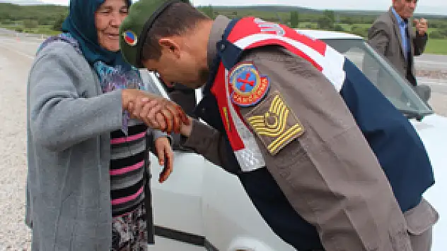 Jandarma'dan anneler günü çiçeği