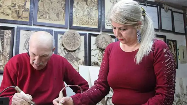 Aşklarını ahşabın üzerine milim milim işliyorlar