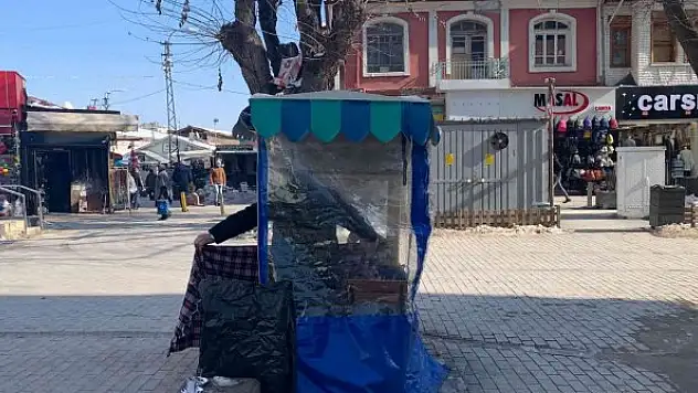 Dondurucu soğuğa rağmen simitçiler tezgâh başında