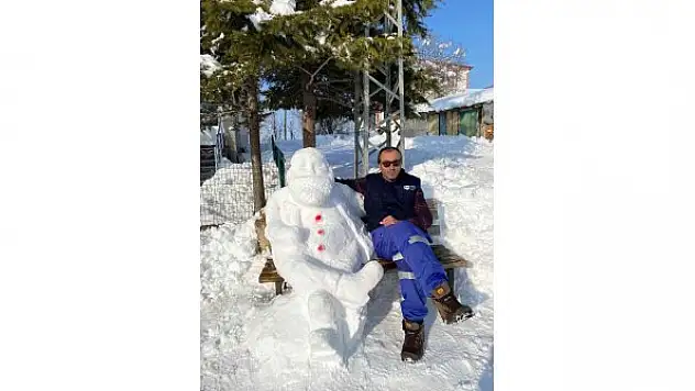 Köy muhtarı sanatını konuşturdu 'kardan dede' yaptı