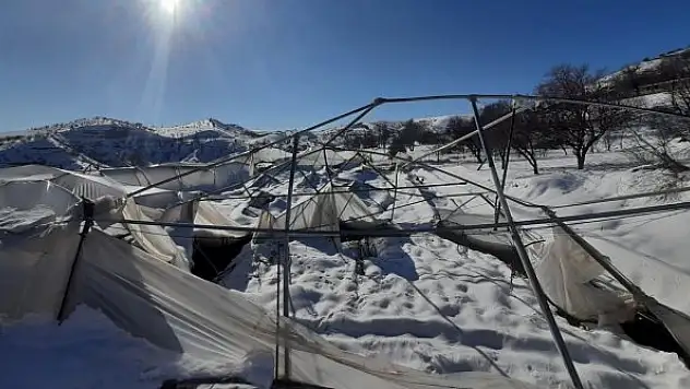 Kar altında kalan seralar zarar gördü