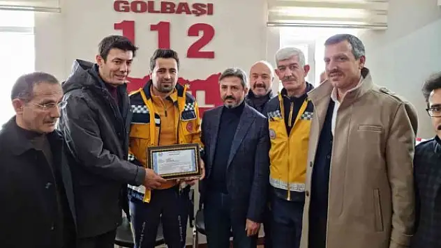 Yaşlı kadını sırtında taşıyan sağlık görevlisi ödüllendirildi!