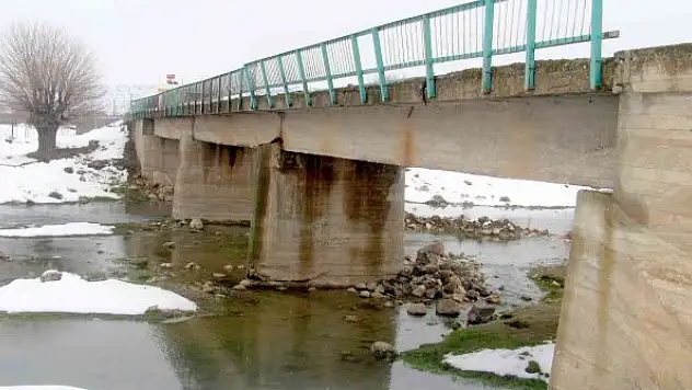 11 kırsal mahalleye ulaşım sağlayan köprü tehlike saçıyor