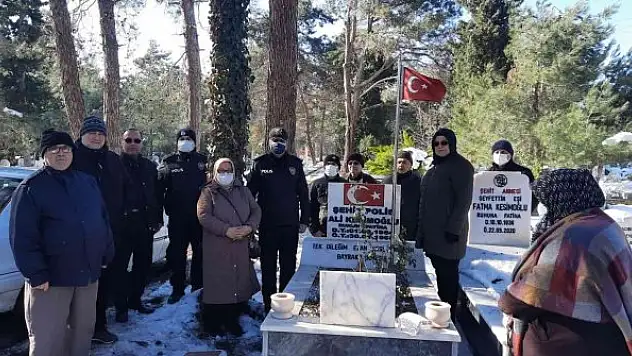 Şehit polis kabri başında dualarla anıldı