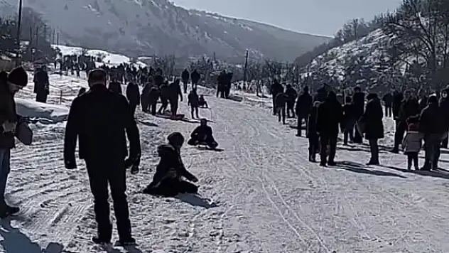 Kızak festivalinde doyasıya eğlendiler