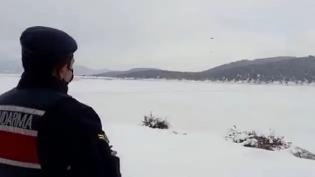 Beyşehir Gölü'ndeki adada mahsur kalan besicilere ihtiyaçları drone ile ulaştırıldı