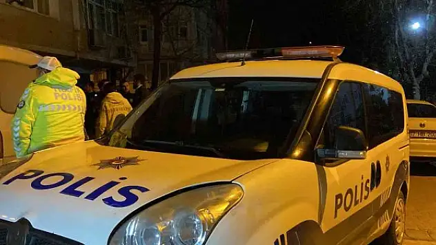 İlginç kaza, park halindeki araçlara çarpıp dik bir şekilde havada asılı kaldı