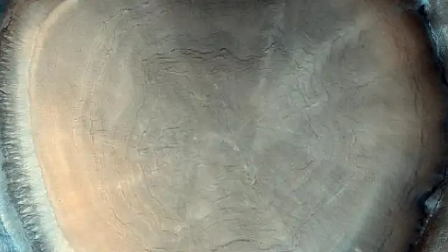 Mars'ta kütüğe benzeyen krater görüntülendi