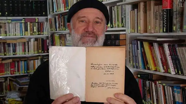 84 yıllık kitabın arasından 64 yıllık imzalı not çıktı!