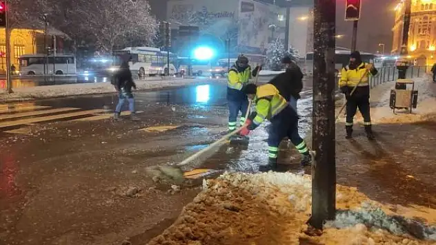 Yoğun kar yağışına rağmen Ankara'da haftanın ilk günü yollar trafiğe hazır