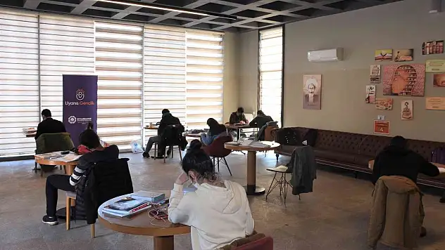 Millet kıraathanesi ve kitap kafeler öğrencilerin ikinci evi oldu