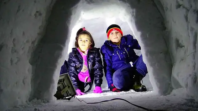 Cami bahçesinde temizledikleri karlarla eskimo evi yaptılar