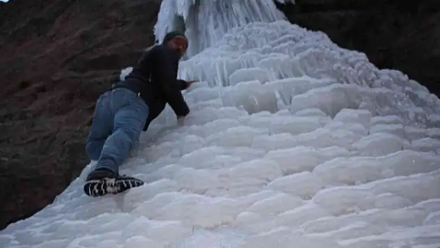 Buzdan şelale büyülüyor