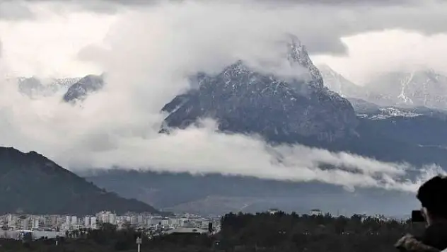 Antalya'da bulutlar Toroslar'ın eteğine kadar indi, kartpostallık görüntüler oluştu
