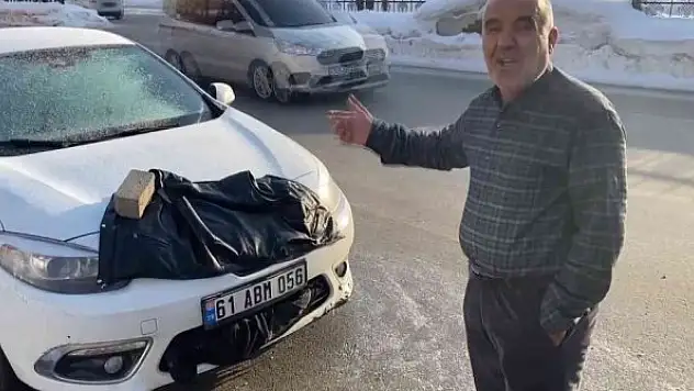 Soğuk havaya hazırlıksız yakalanan vatandaşın, aracını ısıtma yöntemi gülümsetti