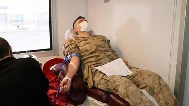 Jandarmadan Kızılay'a kan bağışı