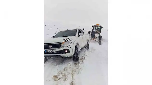 Karda mahsur kalan 4 kişiyi kurtarıldı