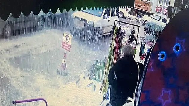 Çatıdan düşen kar kütlesinden tentene korudu, o anlar kamerada