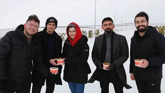 Kış şartlarında yiyecek bulmakta zorlanan sokak hayvanları için doğaya mama bırakıldı