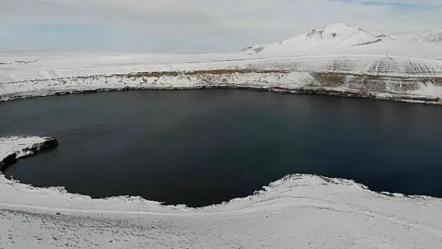 Acıgöl krater gölünden kar manzaraları