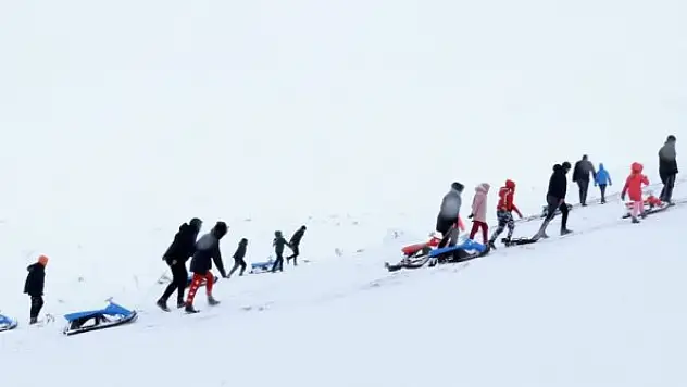 'Aladağ' 2 bin 385 metre rakımda kayak keyfi yaşatıyor