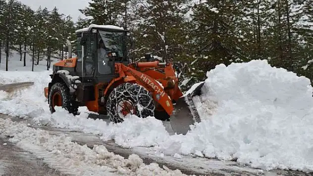 2 metreyi bulan karla mücadele çalışması