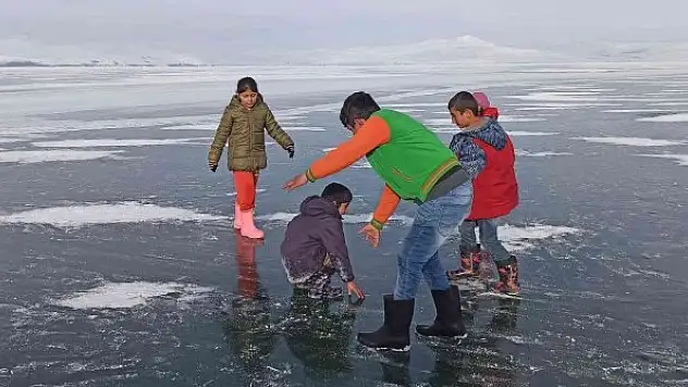 Donan göl çocukların oyun alanı oldu