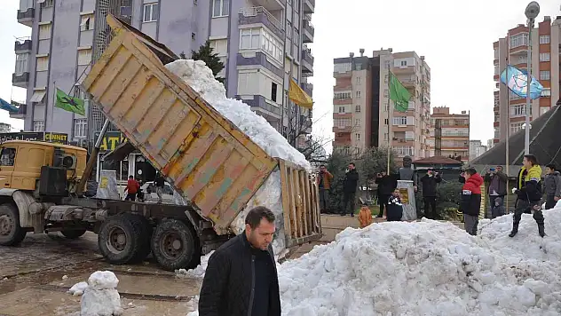 Çocuklar için kamyon kamyon kar taşındı