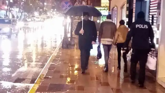 Bandırma'da akşam başlayan sağnak yağış etkili oldu