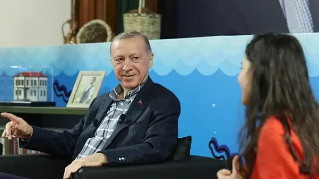 Cumhurbaşkanı Erdoğan yanında oturan kızın kimliğini öğrenince şaşırdı