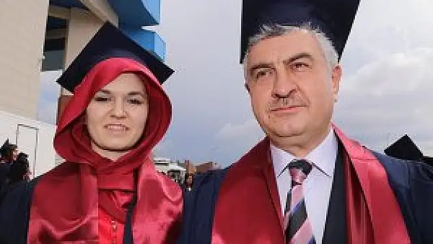 Üniversiteden kızı ile mezun oldu