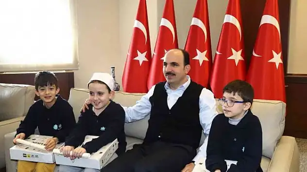 Başkan Altay Konyalı çocukları şivlilik hediyeleriyle sevindiriyor
