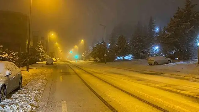 Ankara'da kar yağışı etkili oluyor