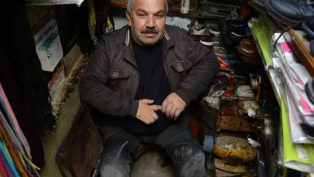 Hiç giyemediği ayakkabıları, başkaları için tamir ediyor