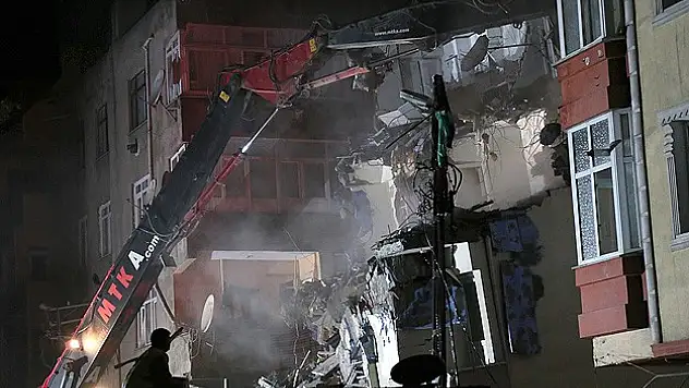 Gaziosmanpaşa'da yan yatan binanın yıkımına başlandı