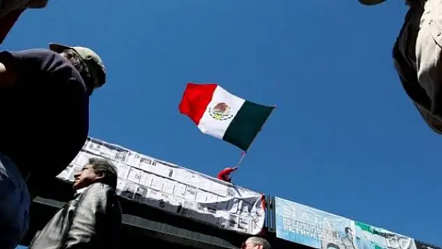 Protestocular, polisin üzerine sürücüsüz kamyon gönderdi