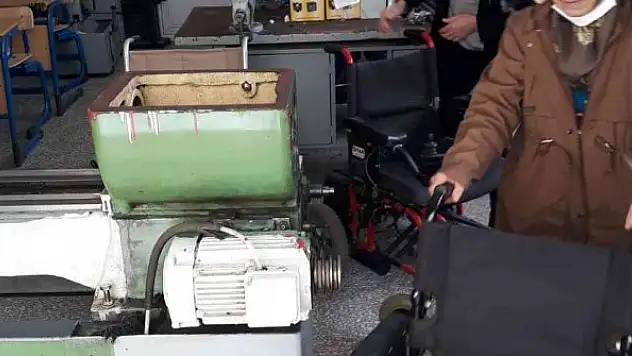 Engellilerin tekerlekli sandalyelerini ücretsiz tamir ediliyorlar