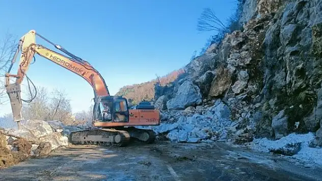 Zonguldak-İstanbul kara yolunda heyelan ulaşımı aksatıyor